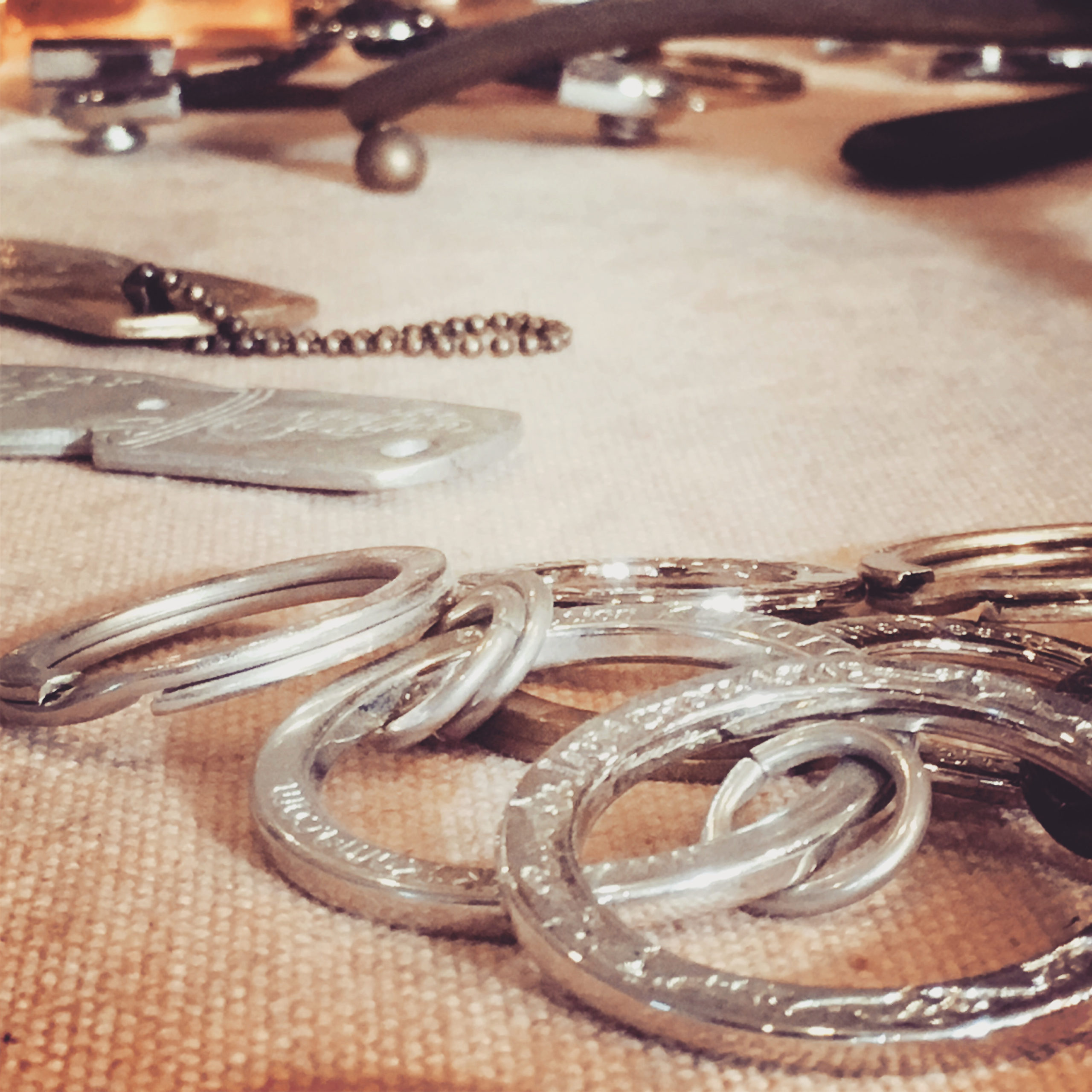  お客様オリジナルブランドや、首輪、バッグ、小物、また洋服、記念品、プレゼントなど、アクセサリーパーツ、ダブルリング、キーホルダーの取り付け