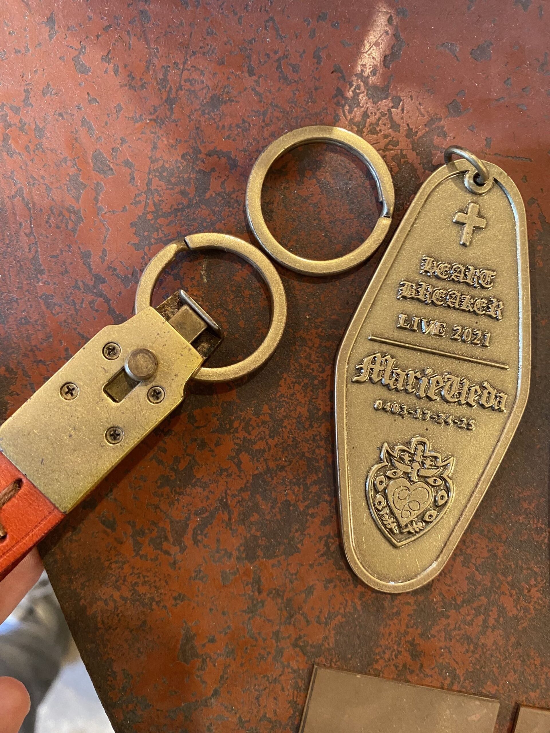 オリジナルブランド、イベント、グッズ、カタログショッピング、学校、社名、ギフト、様々な用途に合わせて、自由なデザインでオリジナル金具やプロダクト、商品をカスタマイズができる技術と歴史、それを使いこなせる職人がいます。