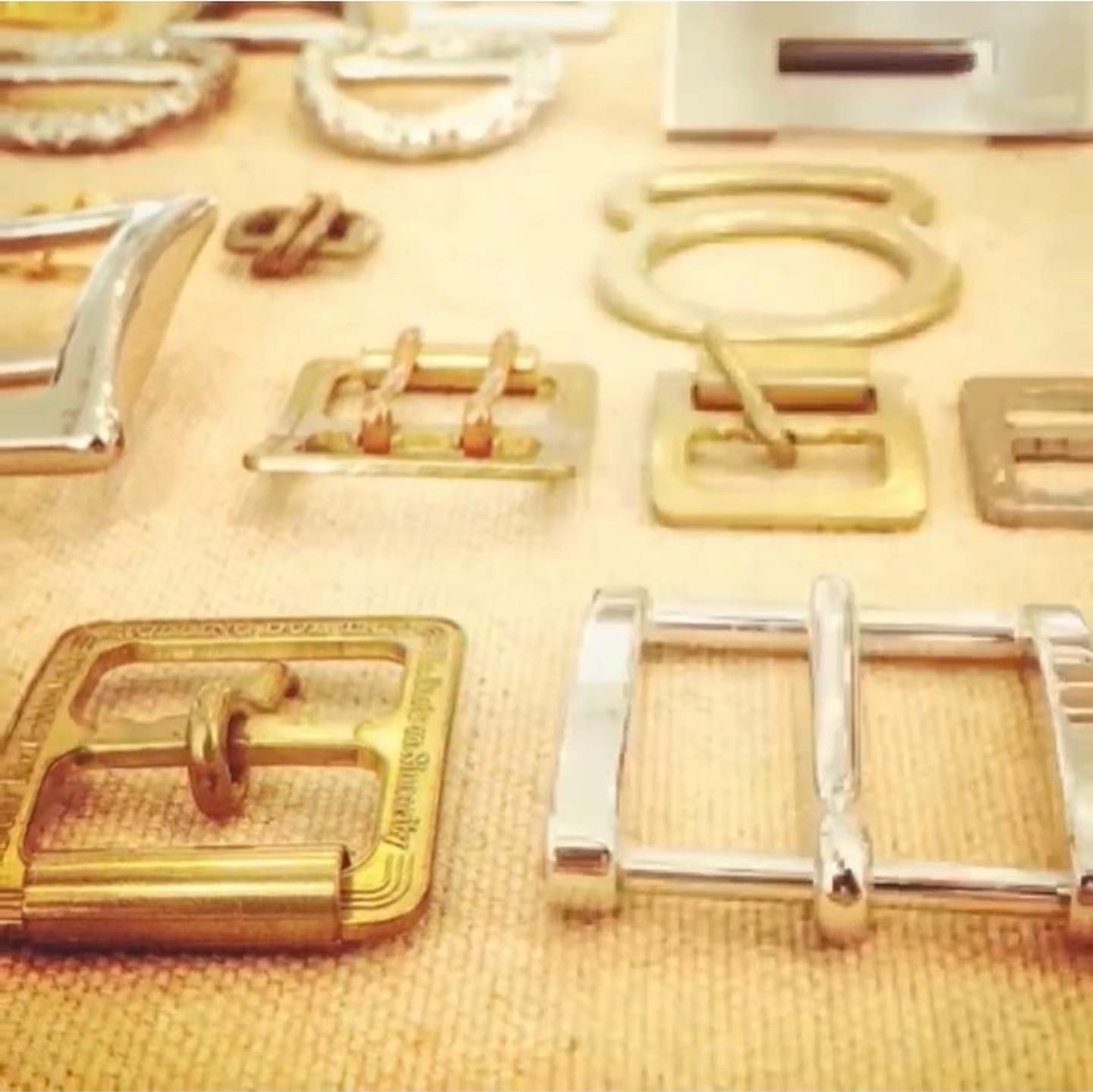  オリジナルデザインを形取ったオーダーメイドのネームバックルとロゴ入り本革ベルトのオーダー。完全オーダーメイドのオリジナルバックルと、イニシャルを素押しした特注ベルトの縫製から取り付けまで製作させていただきました。