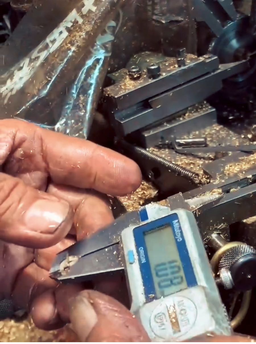 オーダーメイドのオリジナル・特注金具、サンプル作成風景　メタルハウス　職人　手作り　金具　アクセサリーパーツ　金属　キーホルダー　ギフト　金属　革小物　ノベルティ　プレゼント