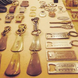 アパレルブランド用オリジナルキーホルダーの特注オーダー 記念品 ノベルティ ギフト 販促品 贈呈品 オーダーメイド 特注
