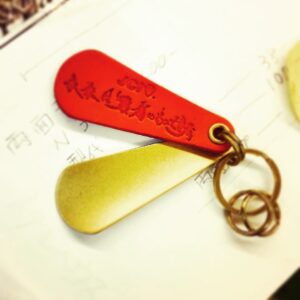 オリジナルのロゴやナンバリング入り、靴べら、キーホルダー、栓抜き、ホテルキー、金属小物を特注で作ります