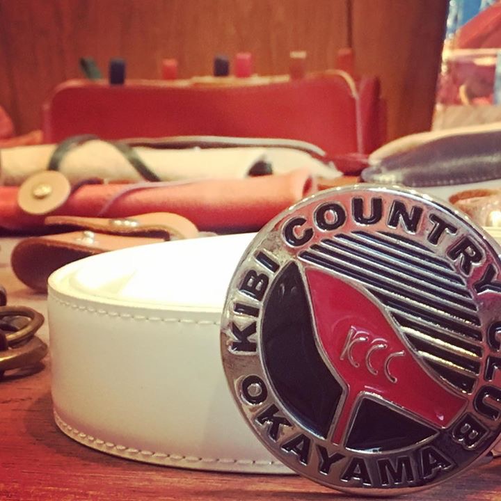  オリジナル金具を付属したアクセサリー、革小物や財布、ベルトバックルなど、オーダーメイドで作成。
