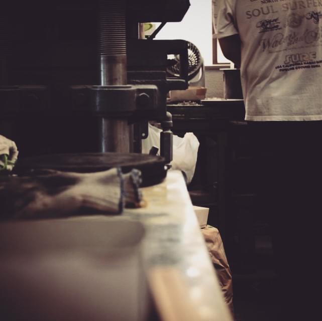 アルファベットチャーム、ブランドロゴタグ、オリジナルのブランドネーム入りプレート、アクセサリー、ホック、カシメ、ブローチ、チャームの特注オーダー。