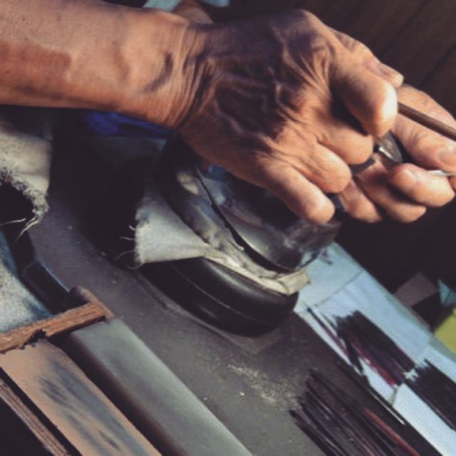  オリジナルのメタルパーツやブランドロゴ金具を使用した、靴べら、キーホルダー、栓抜き、ホテルルームキー、革小物や金属小物までのオーダーメイド