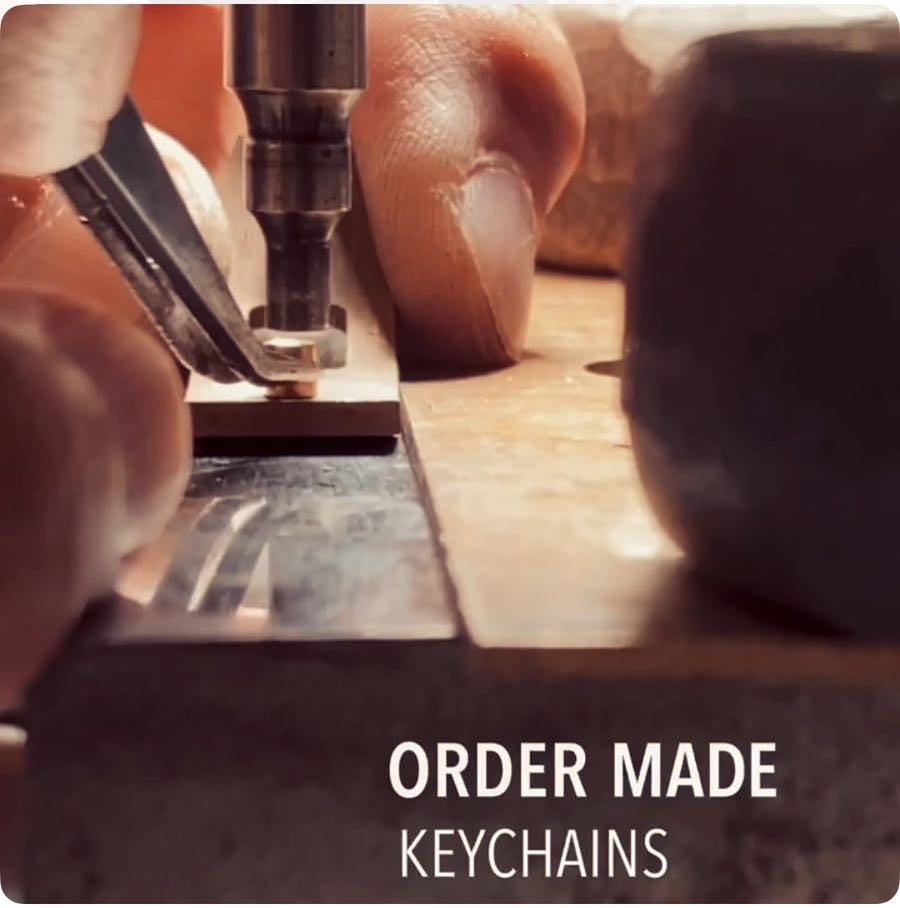 アーティスト、ライブ、芸能人、オリジナルロゴ入り、オーダーメイドの特注キーケース、キーホルダー 記念品 贈呈品 ノベルティー 販促品 ギフト プレゼント メタルハウス 金具 金属小物 革小物