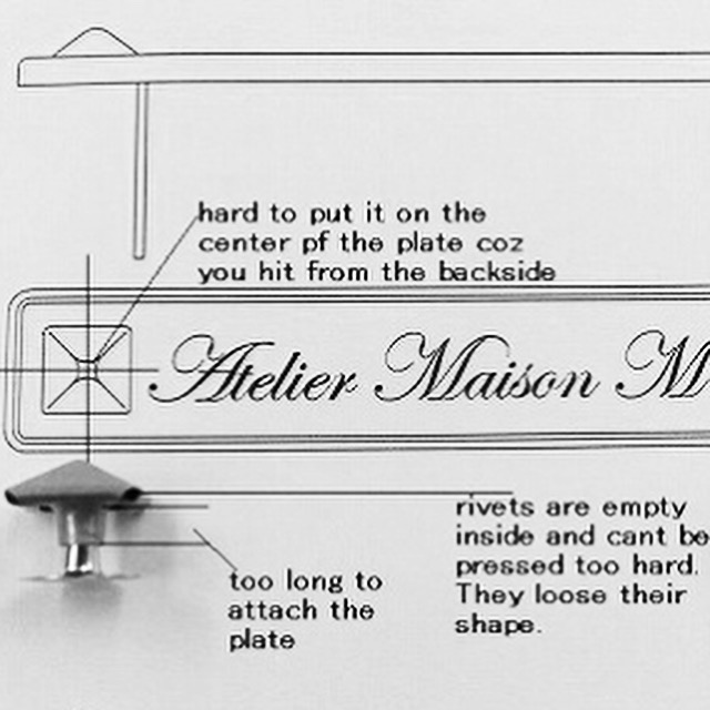 オリジナルのメタルパーツやブランドロゴ金具を使用した、靴べら、キーホルダー、栓抜き、ホテルルームキー、革小物や金属小物までのオーダーメイド