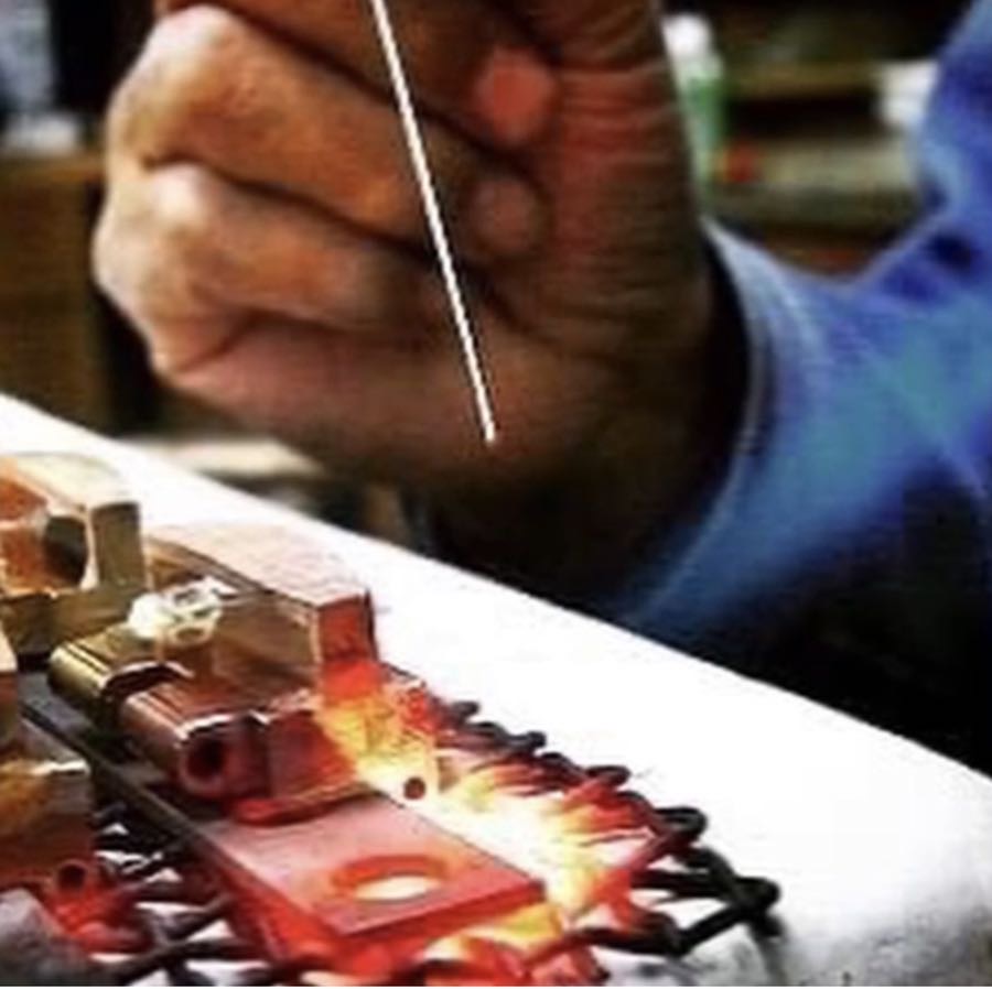  オリジナルのロゴやモチーフを刻印した、特注の靴べらや、キーホルダー、金属小物、オリジナル金具を付属したアクセサリー、革小物やベルト