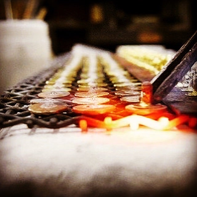  オリジナル金具を作る技術は、熟練の職人の技術に支えられています。ブランド名、デザイン、素材、ファッション、アパレル。