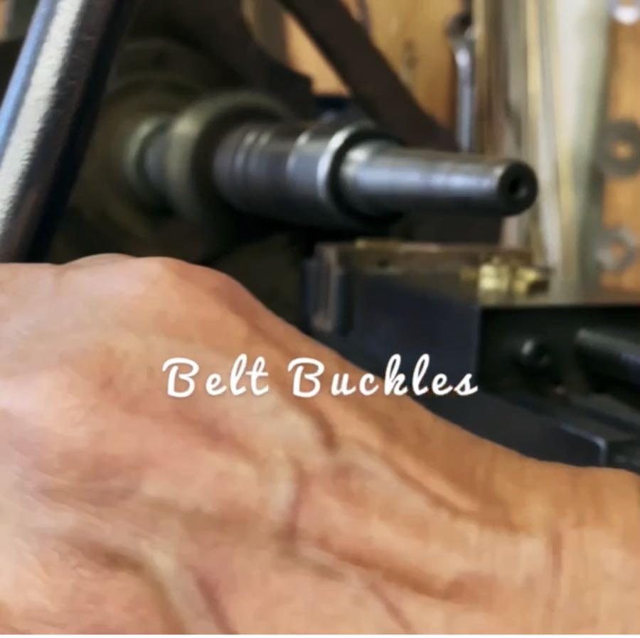  イニシャルやオリジナルデザインを形取ったオーダーメイドのネームバックルとロゴ入り本革ベルトのオーダー 。