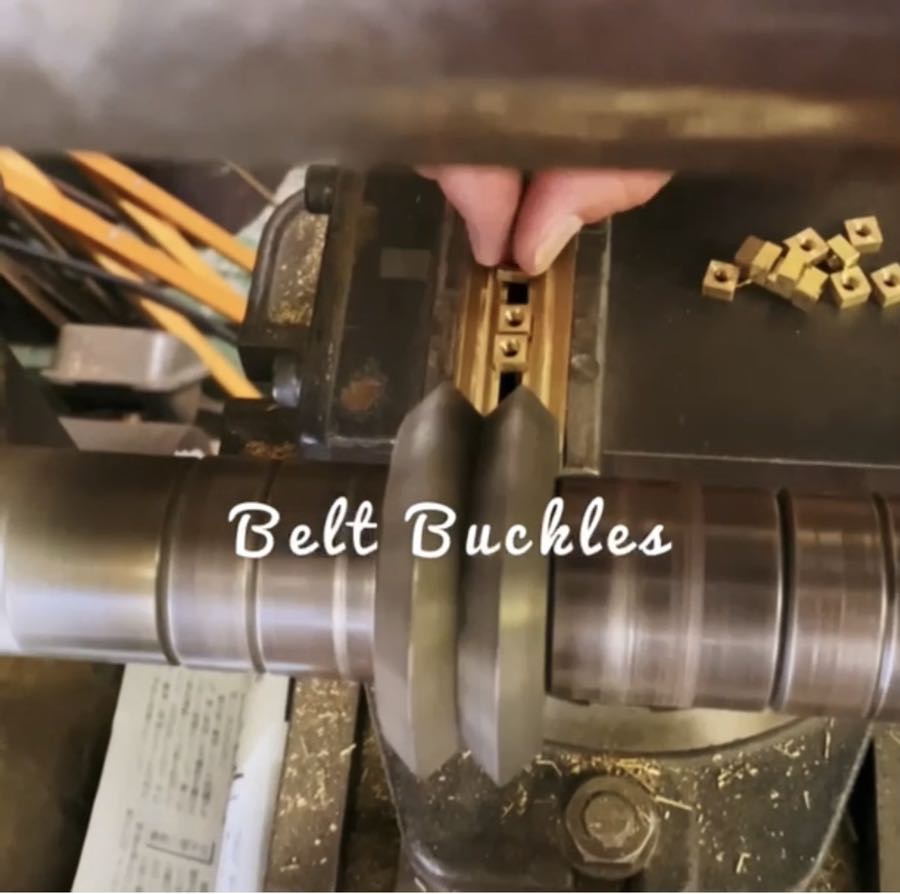  オリジナルデザインを形取ったオーダーメイドのネームバックルとロゴ入り本革ベルトのオーダー。完全オーダーメイドのオリジナルバックルと、イニシャルを素押しした特注ベルトの縫製から取り付けまで製作させていただきました。