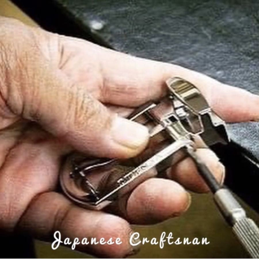  オリジナルのバックルをオーダーメイドで作ります。ロゴ入れやデザイン、素材や使い道、自由にカスタマイズ。