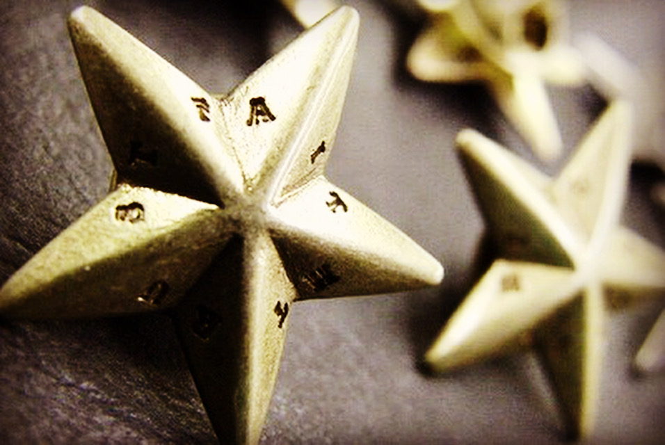  アクセサリーパーツ、メタルネームプレート、メタルタグ 、カフスボタン、ピンバッチ、チャームなどのメタルパーツを自由なデザインでカスタマイズ。