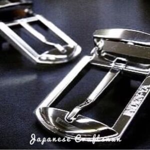 オリジナルのロゴやモチーフを刻印した、特注の靴べらや、キーホルダー、金属小物、オリジナル金具を付属したアクセサリー、革小物やベルト