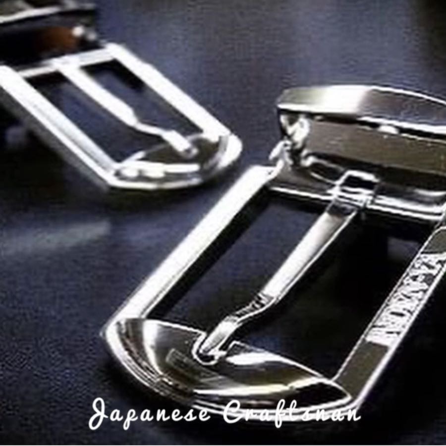  オリジナルのロゴやモチーフを刻印した、特注の靴べらや、キーホルダー、金属小物、オリジナル金具を付属したアクセサリー、革小物やベルト