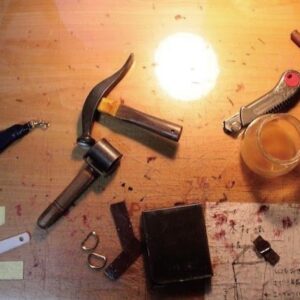 オリジナル金具を作る技術は、熟練の職人の技術に支えられています。ブランド名、デザイン、素材、ファッション、アパレル。