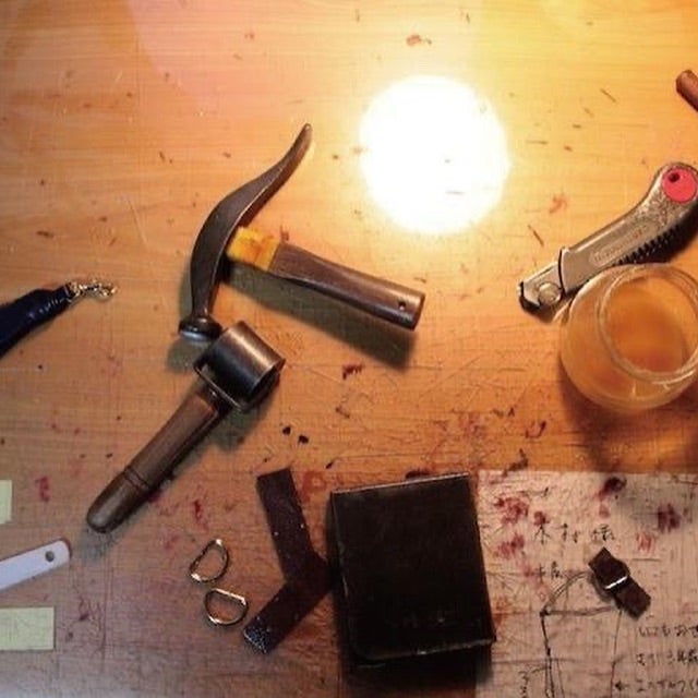  オリジナル金具を作る技術は、熟練の職人の技術に支えられています。ブランド名、デザイン、素材、ファッション、アパレル。