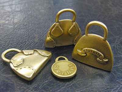  オーダーメイドで靴べらキーホルダーを製作することできます。真鍮製、ロゴやネーム、社名、ゴルフクラブ、イベント名などを自由に刻印。