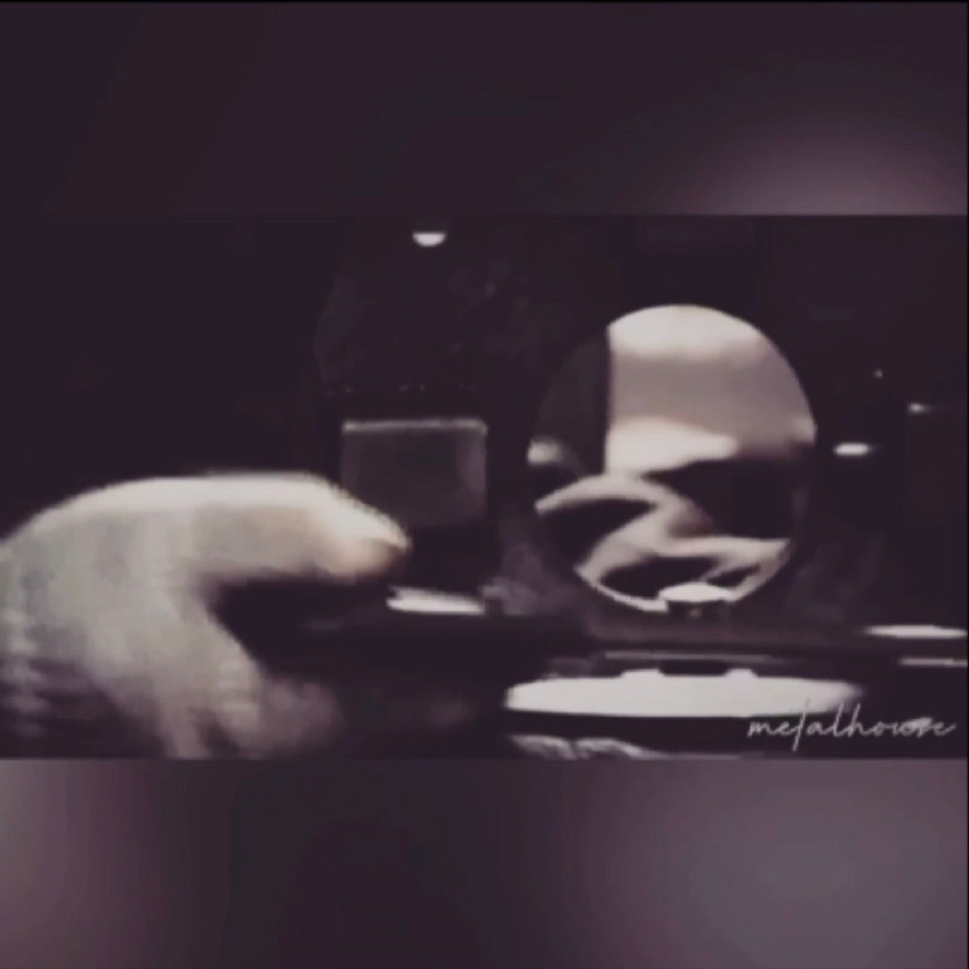  素材を自由にカスタマイズした真鍮製ブローチ。オーダーメイド、オリジナルネーム入り金具を特注生産。
