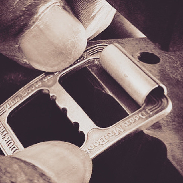  洋服やジャケットのアクセントにしたり、ブランドオリジナルのロゴやデザインを彫刻したり、、バック、革小物、ブーツや靴、、完全オーダーメイドのバックルが作れます
