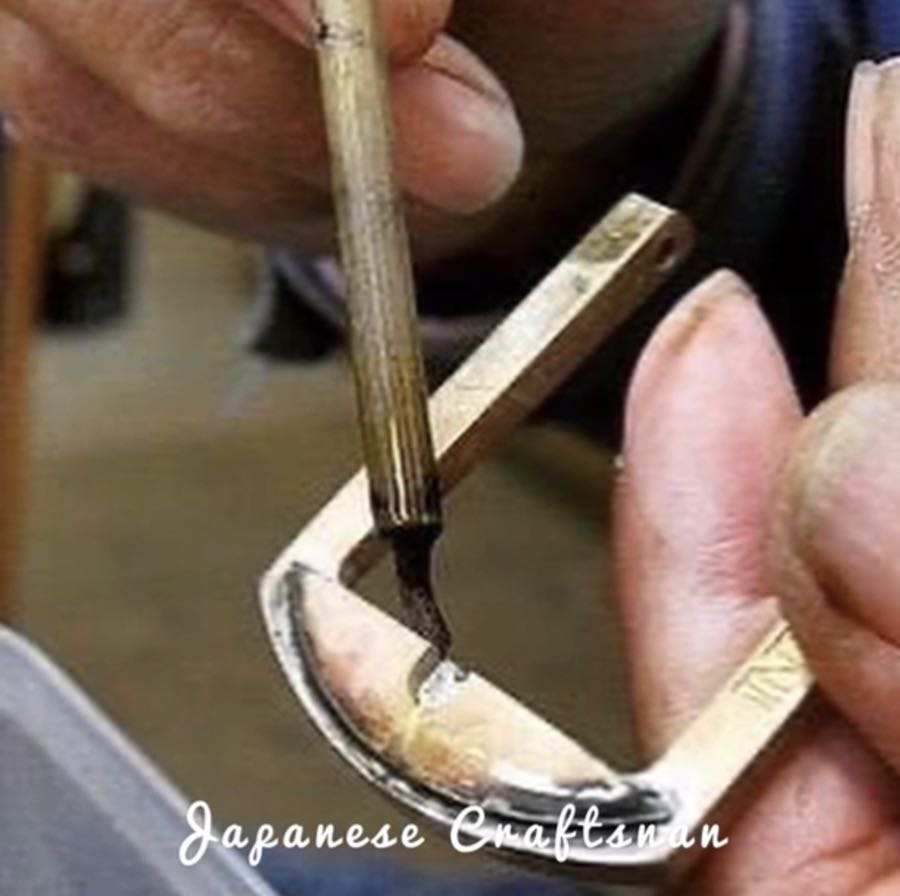  オリジナルバックルからベルトまで。ロゴ、社名、名入れ、デザイン、使用用途は全てオーダーメイド。ゴルフ、創業記念、ギフト、サークル用、小ロットから対応しています。
