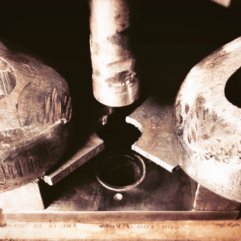  素材を自由にカスタマイズした真鍮製ブローチ。オーダーメイド、オリジナルネーム入り金具を特注生産。
