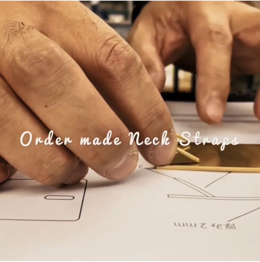 イメージやデザインを形にできるのは、熟練の職人の経験と技。オリジナル金具や、アクセサリー、金属小物や革小物まで製作します。