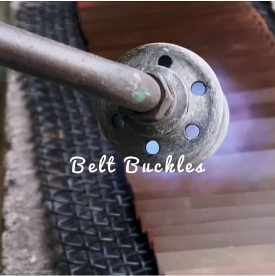 オリジナルのバックルをオーダーメイドで作ります。ロゴ入れやデザイン、素材や使い道、自由にカスタマイズ。