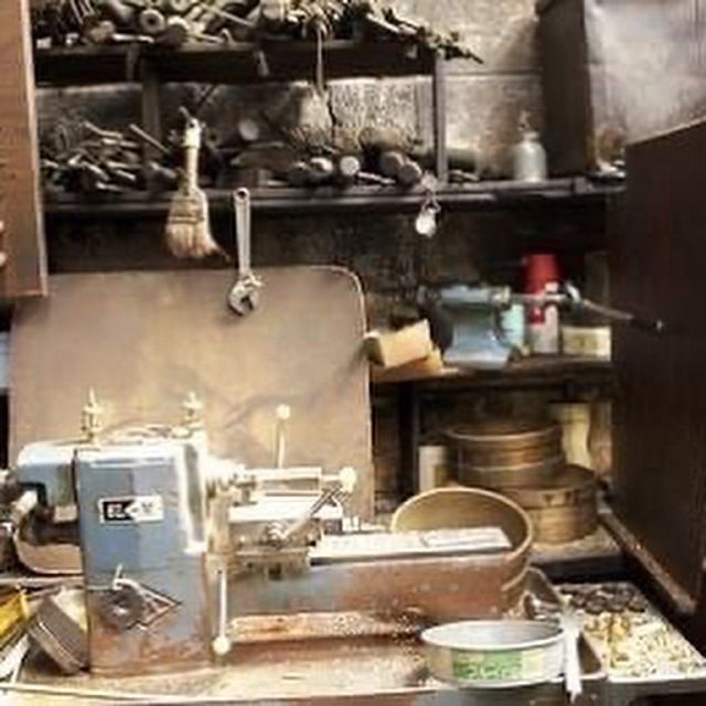  オーダーメイドのデザインに合わせて、巧みに技術をつなぎ合わせながら、お客様のイメージをオリジナルの金具やアクセサリーに作りあげます。