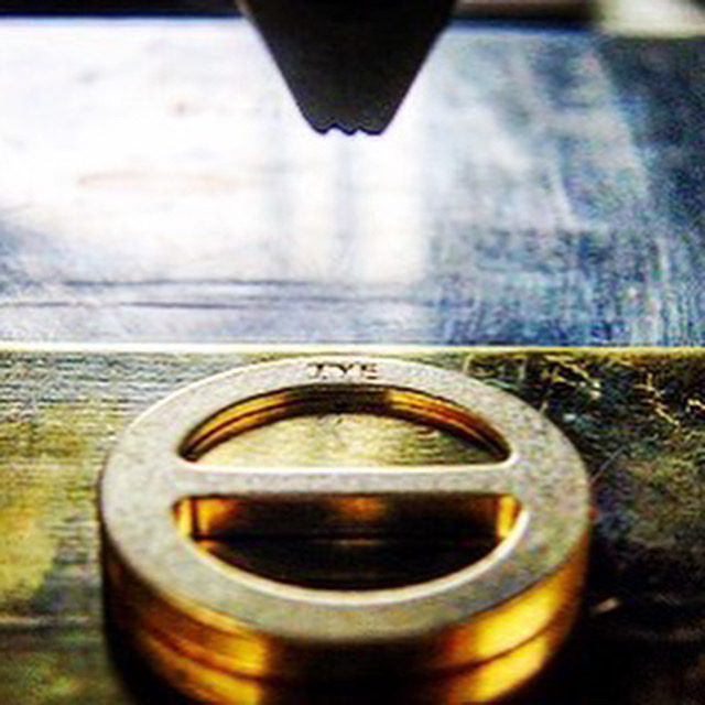  オリジナルデザインを形取ったオーダーメイドのネームバックルとロゴ入り本革ベルトのオーダー。完全オーダーメイドのオリジナルバックルと、イニシャルを素押しした特注ベルトの縫製から取り付けまで製作させていただきました。