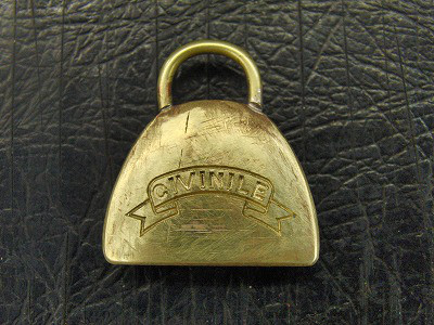  ブランド用アクセサリー、ロゴ入り金属小物や革小物のサンプル、アイデアやイメージを形にします。
