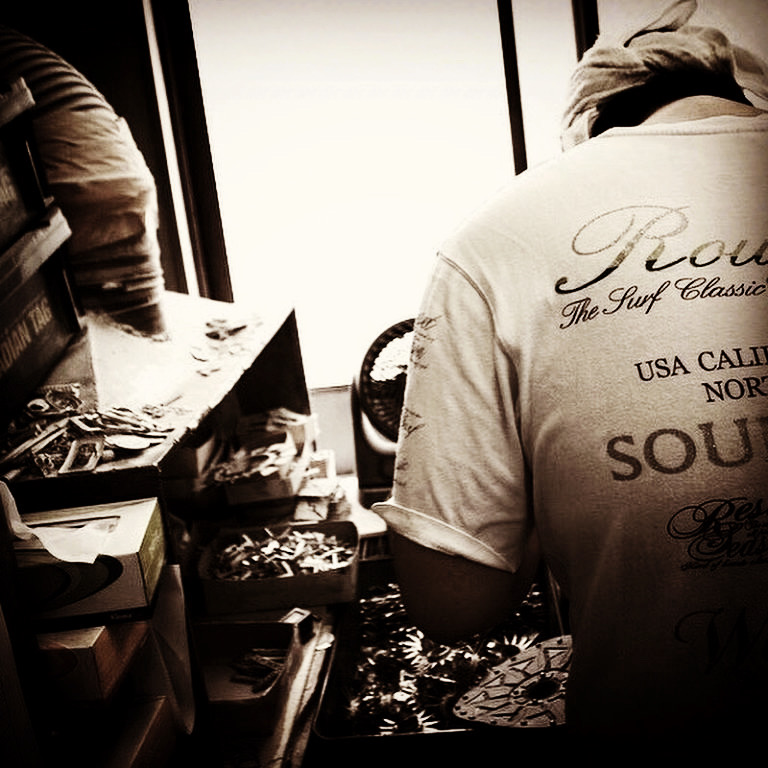  アクセサリーパーツ、メタルネームプレート、メタルタグ 、カフスボタン、ピンバッチ、チャームなどのメタルパーツを自由なデザインでカスタマイズ。