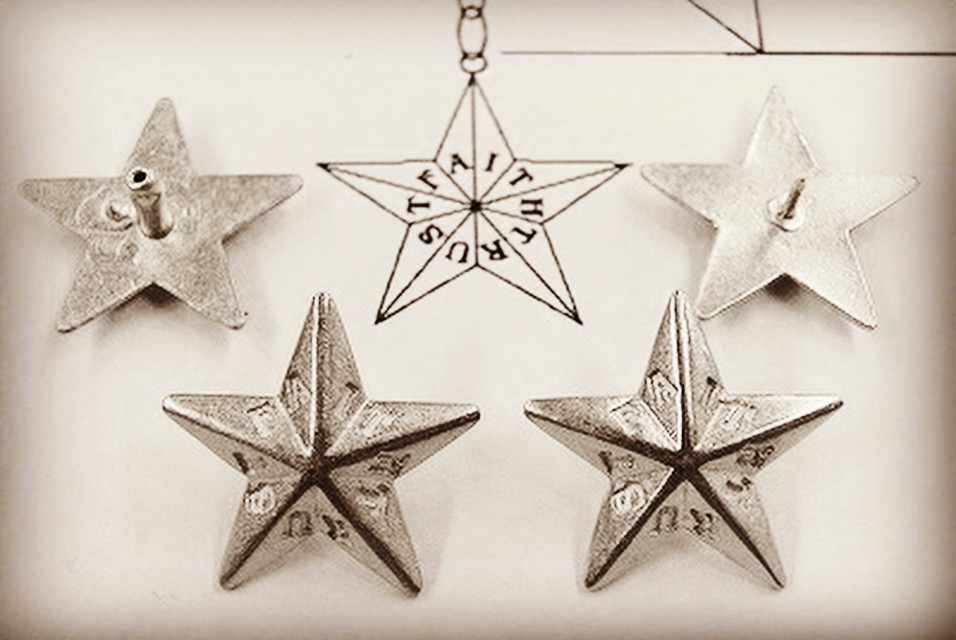  アクセサリーパーツ、メタルネームプレート、メタルタグ 、カフスボタン、ピンバッチ、チャームなどのメタルパーツを自由なデザインでカスタマイズ。