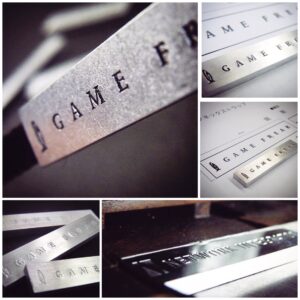 アクセサリーパーツ、メタルネームプレート、メタルタグ 、カフスボタン、ピンバッチ、チャームなどのメタルパーツを自由なデザインでカスタマイズ。
