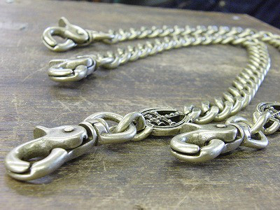 ブランドオリジナルのモチーフ金具やロゴを使用して、オーダーメイドのウォレットチェーンを製作。
