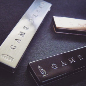 ブランドオリジナル・特注のカシメ、ボタン、チャーム、ネームプレート、ボタン、カフス、ピンバッジ金具。