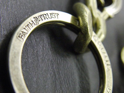  オーダーメイド・オリジナルウォレットチェーン、真鍮製の靴ベラ、キーホルダーにオリジナルのロゴやネームを彫刻して作ります。
