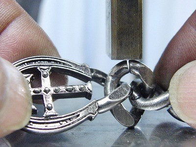  オーダーメイド・オリジナルウォレットチェーン、真鍮製の靴ベラ、キーホルダーにオリジナルのロゴやネームを彫刻して作ります。