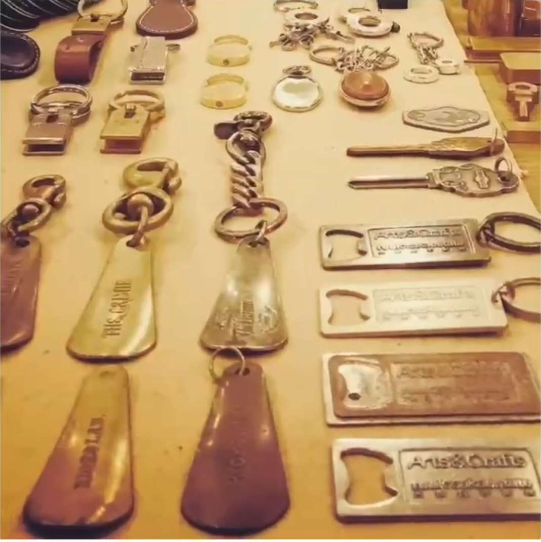 オリジナルのロゴ入り 特注キーホルダー用金具のオーダーメイド オリジナルのアーティストロゴ入り、オーダーメイド・特注のキーホルダー金具の製作風景