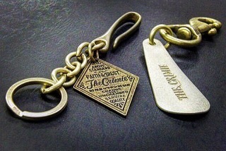  アーティスト、ブランド、車メーカー、家具、ホテル業、さまざまなお客様から、オーダーメイドの金具、金属小物、革小物、金属加工のご相談をいただきます。
