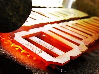オリジナルのバックルをオーダーメイドで作ります。ロゴ入れやデザイン、素材や使い道、自由にカスタマイズ。