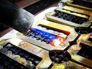 オーダーメイドでバックルの作成、革の選択、縫製、取り付けまで、オーダーメイドでベルトの製作までお手伝いができます。