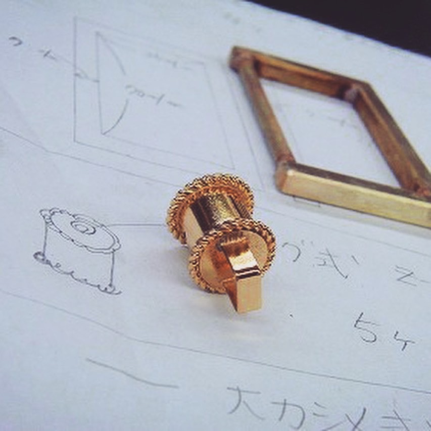 オーダーメイドのモノ作り。長年の経験と歴史を積み重ねてきたメタルハウスだからこそ作れる誰にも真似できないモノづくりがあります。
