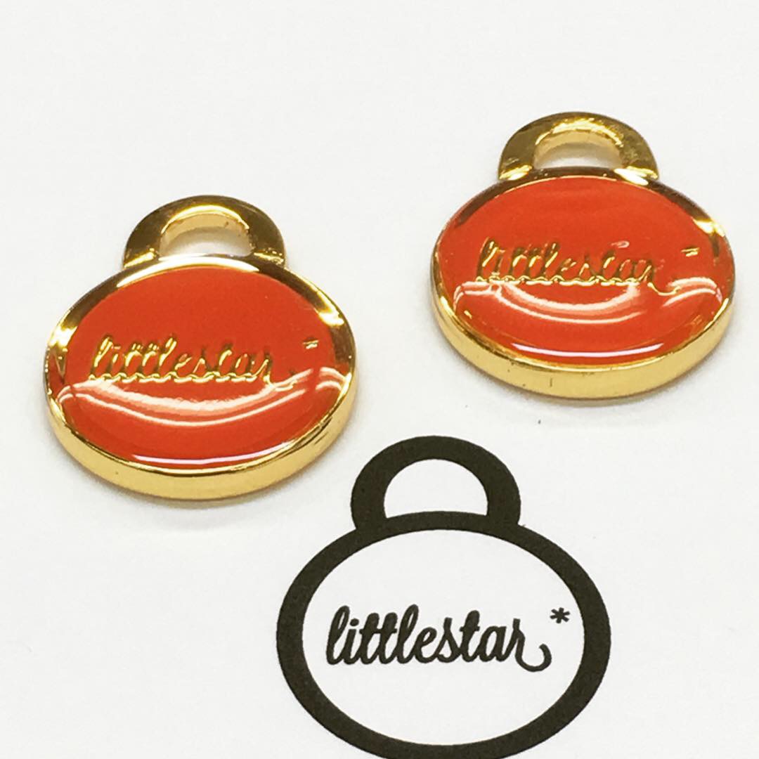 ブランドオリジナル・特注のカシメ、ボタン、チャーム、ネームプレート、ボタン、カフス、ピンバッジ金具。