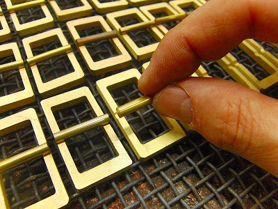 オリジナルバックルの作成、革の選択、縫製、取り付けまで、オーダーメイドでベルトの製作までお手伝い。