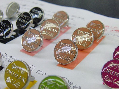 アクセサリーパーツ、メタルネームプレート、メタルタグ 、カフスボタン、ピンバッチ、チャームなどのメタルパーツを自由なデザインでカスタマイズ。