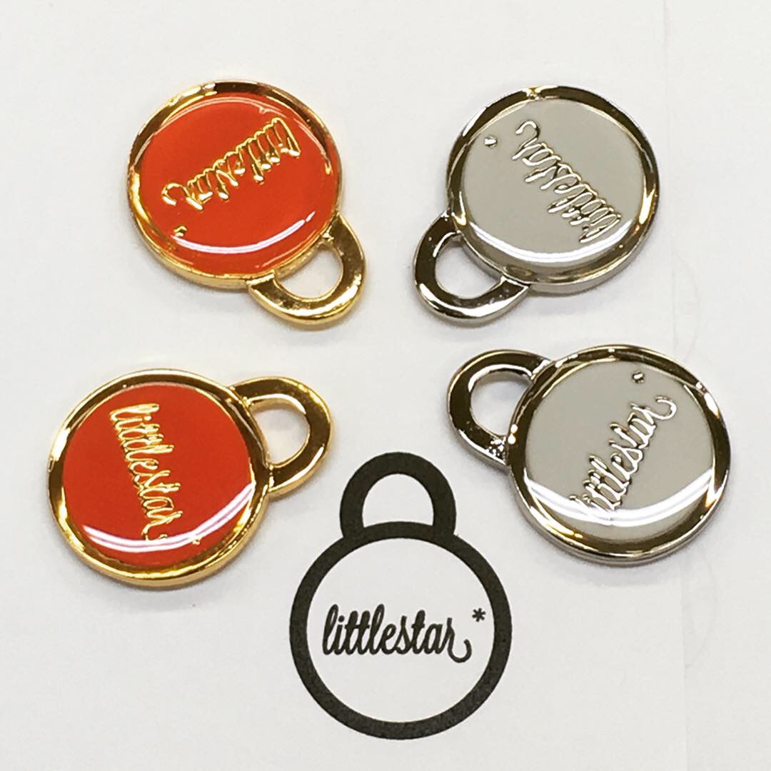  アクセサリーパーツ、メタルネームプレート、メタルタグ 、カフスボタン、ピンバッチ、チャームなどのメタルパーツを自由なデザインでカスタマイズ。
