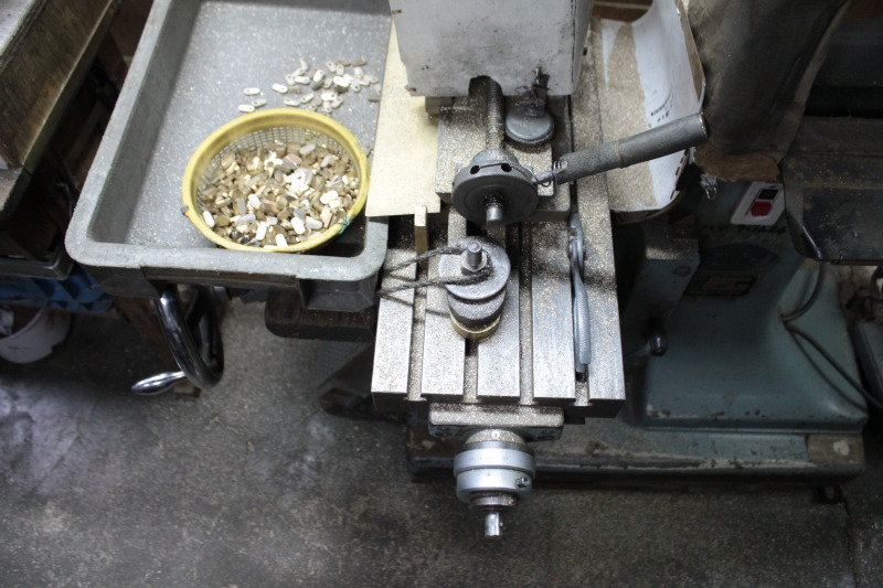 アクセサリーや靴べら、キーホルダーやベルトなどの革小物や金属小物まで全てをオーダーメイドで作ります。