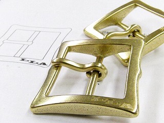 オリジナルバックルからベルトまで。ロゴ、社名、名入れ、デザイン、使用用途は全てオーダーメイド。ゴルフ、創業記念、ギフト、サークル用、小ロットから対応しています。