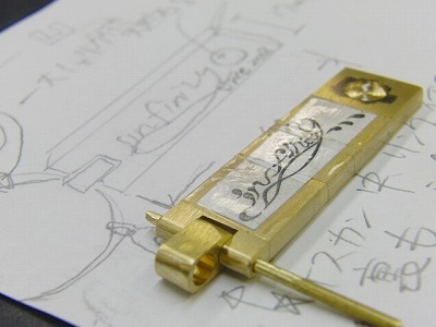 ブランドイメージ、プロダクトに装飾を飾れるオリジナル金具は全て職人達と機械達による手作りです。